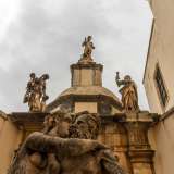 Oltre la vasca in alto intravediamo altre statue: un Nettuno su un pesce, affiancato dalle raffigurazioni della Maternit� e della Fede